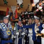 Närrische Schmetterlinge präsentieren ihr Dreigestirn für die neue Session