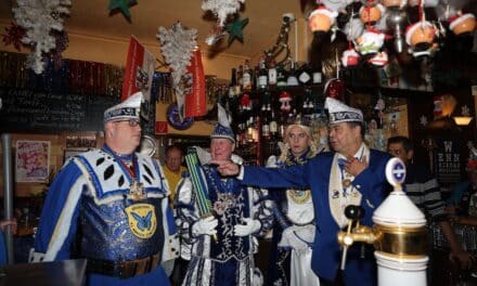 Närrische Schmetterlinge präsentieren ihr Dreigestirn für die neue Session