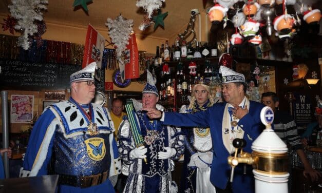 Närrische Schmetterlinge präsentieren ihr Dreigestirn für die neue Session