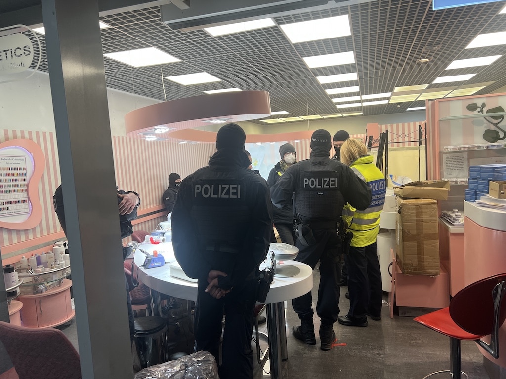 Durchsuchung in Nagelstudios in Düsseldorf