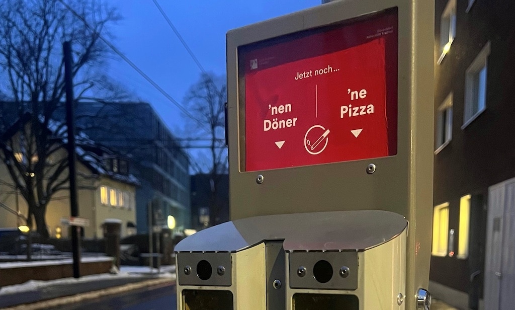 Ab sofort können Raucherinnen und Raucher mit ihrer Kippe zu der Frage "Jetzt noch… ´nen Döner oder ´ne Pizza?" abstimmen und so auf spielerische Weise auch ein Statement zur richtigen Entsorgung von Zigarettenkippen setzen. Standort:  Rheinbahn-Haltestelle "Hardenbergstraße". © Landeshauptstadt Düsseldorf