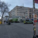 Lastwagen gerät auf Rheinbahntrasse