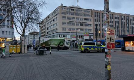 Lastwagen gerät auf Rheinbahntrasse