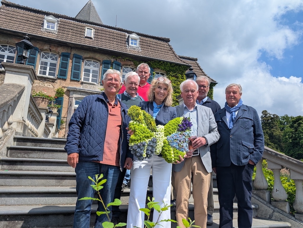Einige wichtiger Zeitzeugen der kommunalen Neuordnung beim Festakt auf Schloss Linnep im Sommer 2025 (vl): Dr. Georg Hillenbrand, Ferdi Wolff, Andrea Lindenlaub, Siegfried Hoymann, Christof Roche, Wolfgang Küppers © Ganriele Schreckenberg Einige wichtiger Zeitzeugen der kommunalen Neuordnung beim Festakt auf Schloss Linnep im Sommer 2025<br />
(vl): Dr. Georg Hillenbrand, Ferdi Wolff, Andrea Lindenlaub, Siegfried Hoymann, Christof Roche, Wolfgang Küppers © Ganriele Schreckenberg<br />