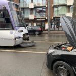 Verkehrsunfall zwischen Pkw und Straßenbahn – Feuerwehr befreit verletzten Fahrer aus&nbsp;Pkw