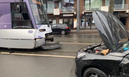 Verkehrsunfall zwischen Pkw und Straßenbahn – Feuerwehr befreit verletzten Fahrer aus&nbsp;Pkw